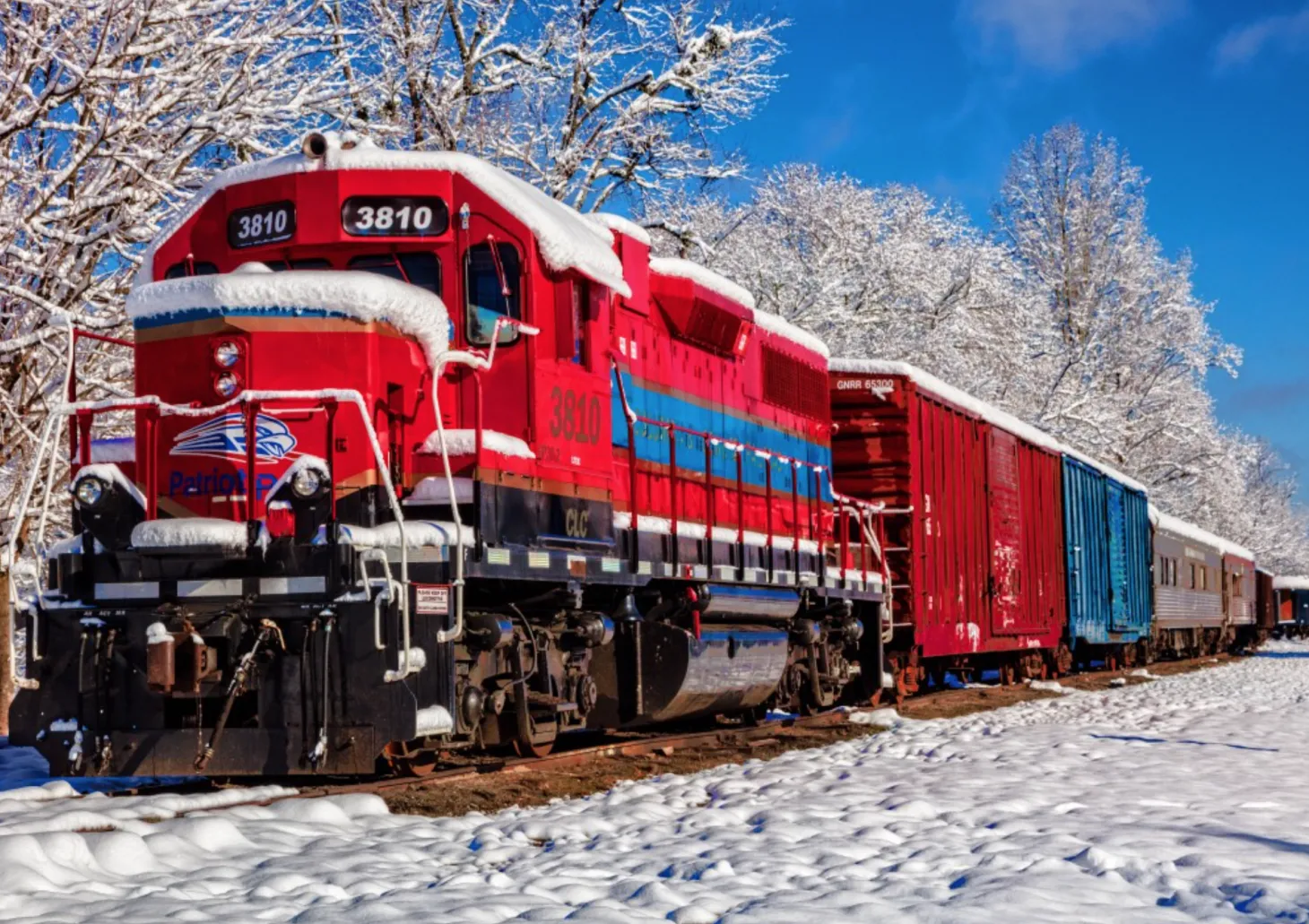 Bluebird Puzzle Un train rouge dans la neige - puzzle de 1500 pièces